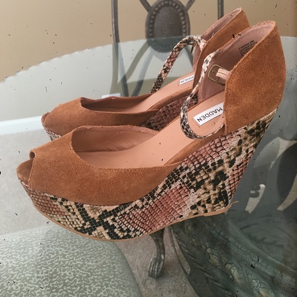 Stylish Steve Madden Wedge Sandal - Picture 1 of 2